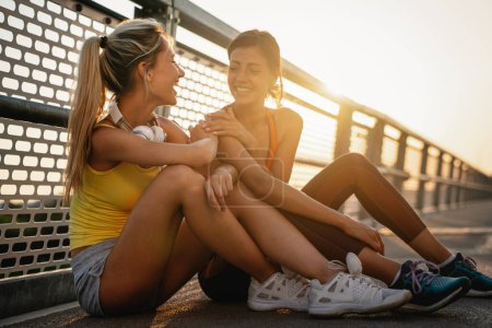 Foto de Grupo de amigos en forma, mujeres haciendo ejercicio juntos al aire libre. Gente deporte estilo de vida saludable concepto - Imagen libre de derechos