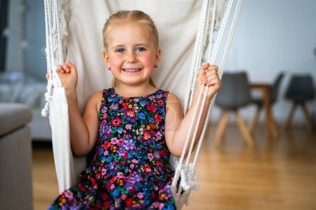Téléchargez les photos : Portrait de heureuse petite fille souriant et s'amusant - en image libre de droit