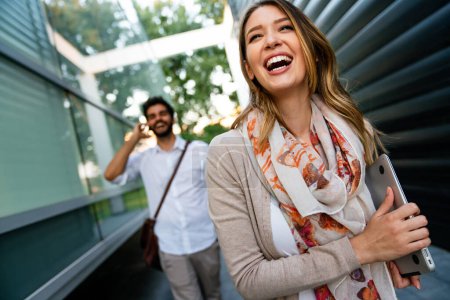 Téléchargez les photos : Portrait de heureux heureux heureux joyeux jeunes gens d'affaires parlant, marchant à l'extérieur. Entreprise vie urbaine gens concept - en image libre de droit