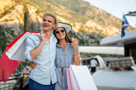 Téléchargez les photos : Portrait de couple heureux avec des sacs à provisions. Personnes vente consumérisme vacances voyage style de vie concept. - en image libre de droit