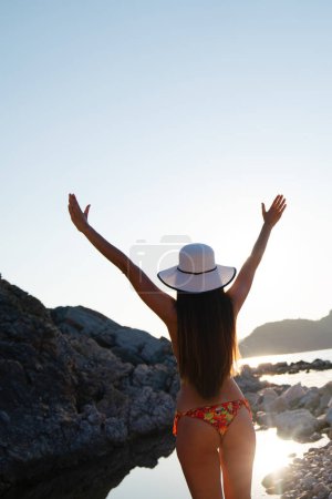 Téléchargez les photos : Belle femme sexy en bikini à la plage en vacances d'été - en image libre de droit