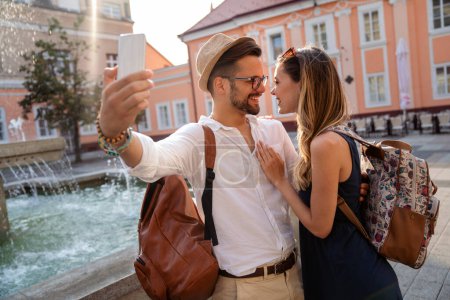Foto de Happy traveling young couple taking selfie, having fun on vacation. People technology happiness concept. - Imagen libre de derechos