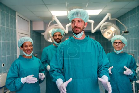 Foto de Preparación de los médicos para la operación quirúrgica en el hospital. Concepto sanitario - Imagen libre de derechos