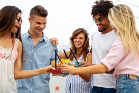 Téléchargez les photos : Des amis à la plage qui boivent des cocktails en vacances d'été. Concept de bonheur des gens - en image libre de droit