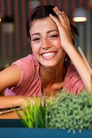 Téléchargez les photos : Portrait de femme heureuse souriant avec un sourire parfait et regardant la caméra. Les gens concept de mode de vie sain. - en image libre de droit