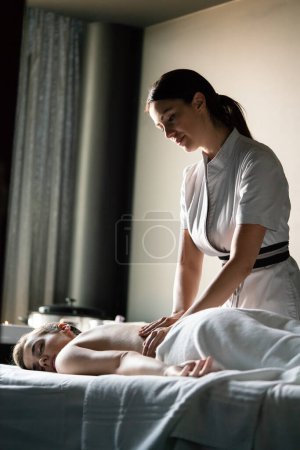 Téléchargez les photos : Jeune belle femme dans le salon de beauté obtenir massage spa - en image libre de droit