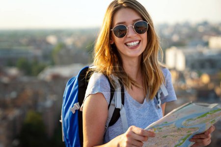 Téléchargez les photos : Jeune femme, voyageuse étudiante avec sac à dos profitant de vacances d'été. - en image libre de droit