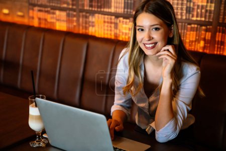 Téléchargez les photos : Portrait de belle jeune femme d'affaires travaillant sur ordinateur portable. Travail d'affaires concept en ligne. - en image libre de droit
