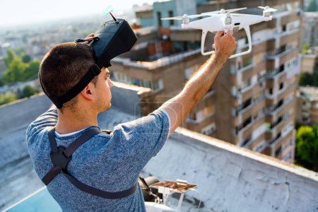 Foto de Joven con dron y visor de realidad virtual al aire libre. - Imagen libre de derechos