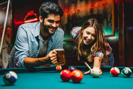 Téléchargez les photos : Couple sortir ensemble, flirter et jouer au billard dans une salle de billard - en image libre de droit