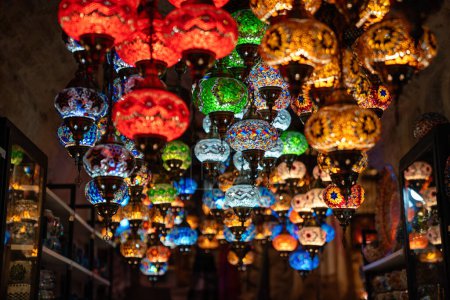 Foto de Hermosas lámparas colgantes de vidrio oriental colorido o linternas en bazar turco - Imagen libre de derechos