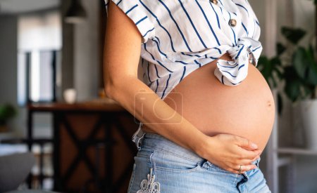 Foto de Hermosa joven embarazada esperando un bebé. Concepto de maternidad. - Imagen libre de derechos