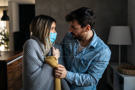 Téléchargez les photos : Jeune femme souffrant de rhume et de grippe, cancer. Son mari s'occupe de sa femme malade. Maladie concept personnes. - en image libre de droit