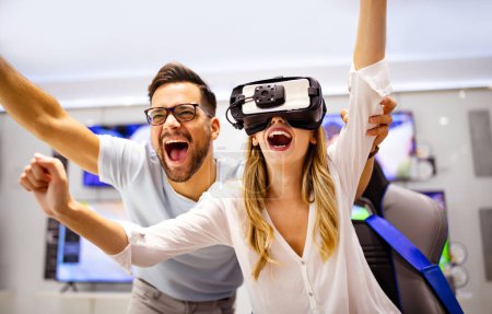 Téléchargez les photos : Jeunes utilisant un casque de réalité virtuelle. VR, futur, gadgets, technologie, éducation en ligne, concept de jeu vidéo - en image libre de droit