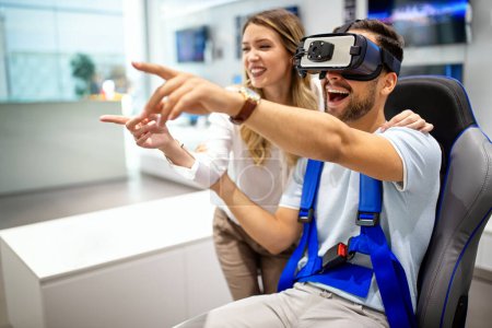 Foto de Grupo de jóvenes que utilizan auriculares de realidad virtual en la exposición, espectáculo. Concepto de simulación de tecnología VR - Imagen libre de derechos