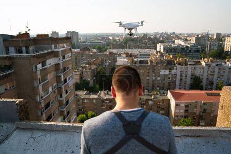 Foto de Hombre operando un dron con control remoto al aire libre - Imagen libre de derechos
