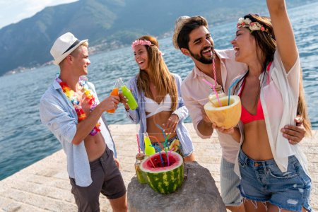 Téléchargez les photos : Groupe multiracial d'amis profitant de vacances d'été avec des cocktails. Concept d'amitié, de célébration et de voyage - en image libre de droit