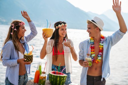 Téléchargez les photos : Groupe d'amis multiethniques profitant de la fête hawaïenne en vacances d'été. Ambiances estivales, concept de voyage. - en image libre de droit