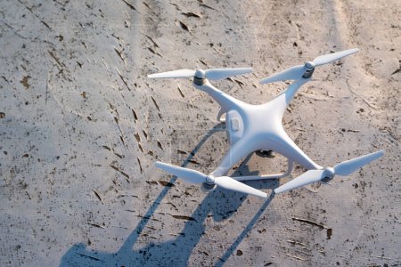 Foto de Cerca de drone blanco quadcopter con cámara digital al aire libre - Imagen libre de derechos