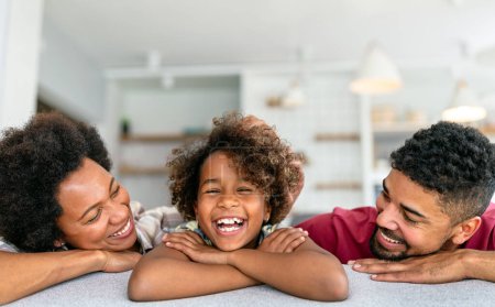 Téléchargez les photos : Joyeux jeune famille afro-américaine s'amuser à la maison. Les gens de famille aiment le concept de bonheur - en image libre de droit