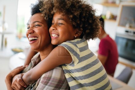 Foto de Mujer afroamericana abrazando a su sonriente hija adolescente feliz. Familia amor padre único concepto de niño - Imagen libre de derechos