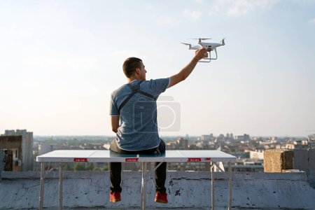 Foto de Hombre operando un dron con control remoto al aire libre - Imagen libre de derechos