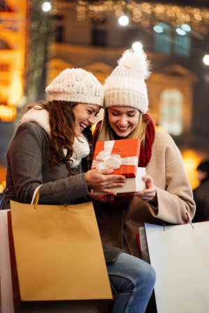 Foto de Felices amigas jóvenes divirtiéndose y comprando en Navidad. Venta gente de Navidad concepto de felicidad - Imagen libre de derechos