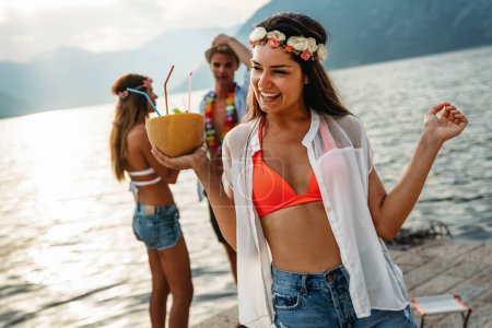 Téléchargez les photos : Groupe multiracial d'amis profitant de vacances d'été avec des cocktails. Concept d'amitié, de célébration et de voyage - en image libre de droit