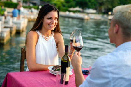 Téléchargez les photos : Couple organise un dîner privé sur une plage tropicale pendant l'heure du coucher du soleil pendant les vacances d'été - en image libre de droit
