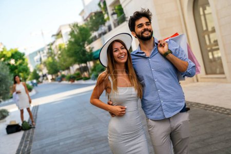 Téléchargez les photos : Beau jeune couple profitant du shopping et des vacances d'été ensemble dans la ville. - en image libre de droit