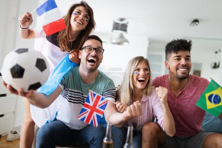 Foto de Emocionados y felices fans de los amigos del fútbol celebrando el partido ganador en casa - Imagen libre de derechos