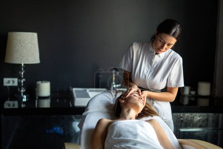 Téléchargez les photos : Jeune femme heureuse caucasienne relaxante avec massage des mains de thérapeute féminine au salon de spa de bien-être beauté - en image libre de droit