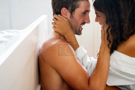 Téléchargez les photos : Amour jeune couple ayant des moments intimes dans la chambre. Personnes relation sexuelle concept. - en image libre de droit