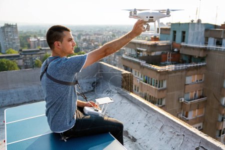 Foto de Hombre con dron volando en la ciudad al aire libre. - Imagen libre de derechos