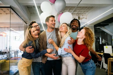 Foto de Sorpresa. Grupo de personas felices celebrando las vacaciones, el éxito de la reunión entre amigos, sonriendo mientras hacen una fiesta - Imagen libre de derechos