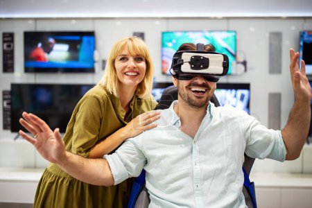 Téléchargez les photos : Groupe de jeunes utilisant casque de réalité virtuelle à l'exposition, spectacle. Concept de simulation technologique VR - en image libre de droit