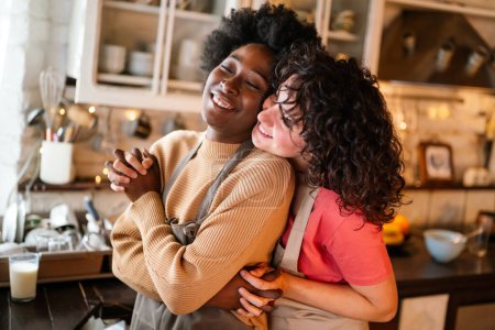 Foto de LGBT Pareja lesbiana ama momentos concepto de felicidad. Mujeres homosexuales abrazándose y disfrutando del tiempo juntos. - Imagen libre de derechos