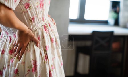 Foto de Hermosa joven embarazada esperando un bebé. Concepto de maternidad. - Imagen libre de derechos