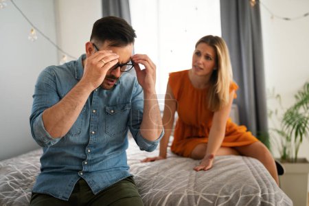 Trauriges nachdenkliches Paar, das an Beziehungsprobleme auf dem Sofa denkt, Ehekonflikte, verärgertes Paar nach Streit, Trennungsentscheidung