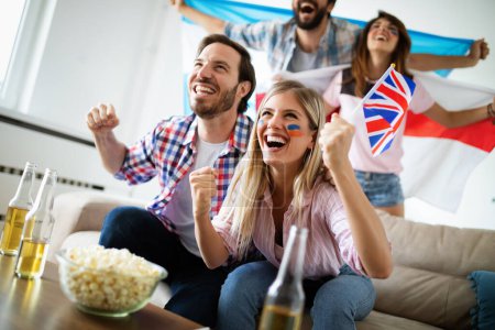 Téléchargez les photos : Groupe de personnes multi-ethniques célébrant le match de football et s'amusant - en image libre de droit