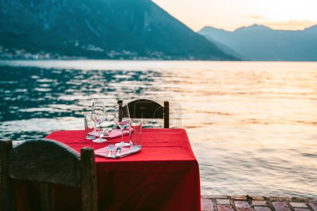 Téléchargez les photos : Table servie au restaurant sur fond de mer. Voyage nourriture vacances relax concept. - en image libre de droit