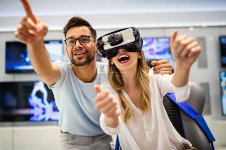 Téléchargez les photos : Portrait de femme et d'homme heureux avec des lunettes VR de réalité virtuelle. Future technologie amusant ami concept. - en image libre de droit