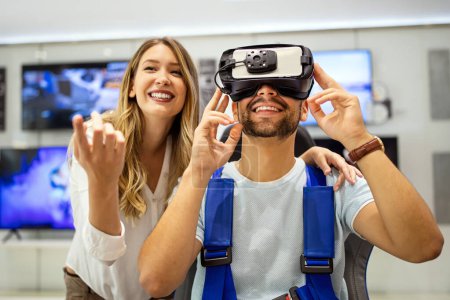 Téléchargez les photos : Groupe de jeunes utilisant casque de réalité virtuelle à l'exposition, spectacle. Concept de simulation technologique VR - en image libre de droit