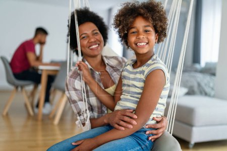 Téléchargez les photos : Concept de famille de l'unité. heureux afro-américain mère et fille spendig amusant temps ensemble à la maison - en image libre de droit