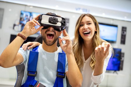 Foto de Retrato de mujer feliz y hombre con gafas VR de realidad virtual. Futuro tecnología divertido amigo concepto. - Imagen libre de derechos
