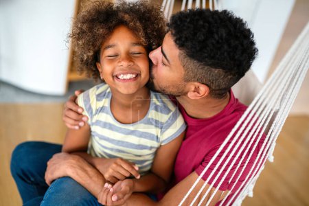 Foto de El feliz padre afroamericano soltero pasa momentos felices con su hija. Familia amor felicidad concepto - Imagen libre de derechos
