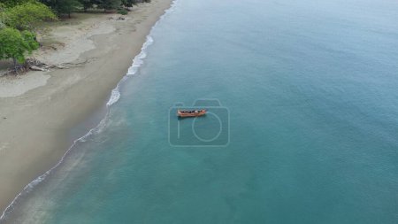 Téléchargez les photos : Bateaux de pêche traditionnels sur la côte d'Aceh, Indonésie - en image libre de droit