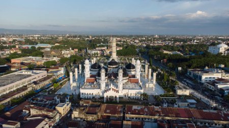Téléchargez les photos : Grande mosquée de Baiturrahman, cette mosquée est une mosquée historique dans la province d'Aceh, cette mosquée a été fondée en 1612 après JC. - en image libre de droit