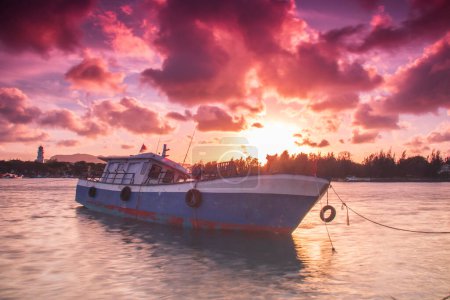 Téléchargez les photos : Fishing boat with sunset background - en image libre de droit