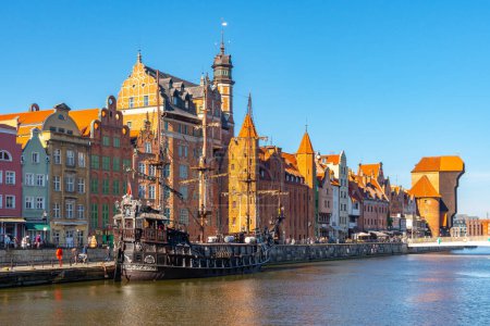 Téléchargez les photos : Gdansk, Pologne - 11 mars 2022 : façades gothiques colorées de la vieille ville de Gdansk. Voyages - en image libre de droit
